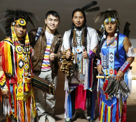Индеец музыкант. Ecuador группа. Ансамбли индейцев. Группа индейцев. Перуанский Этнический ансамбль.